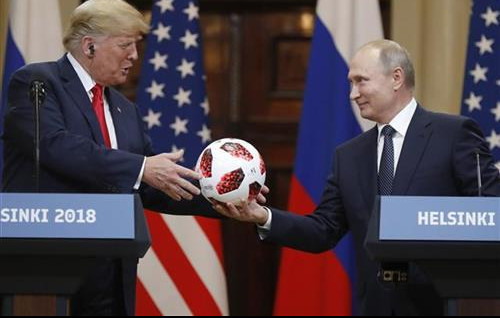 (VIDEO) LOPTA JE SADA U VAŠEM DVORIŠTU: ​Putin poklonio Trampu loptu, EVO KOME JU JE TRAMP DOBACIO